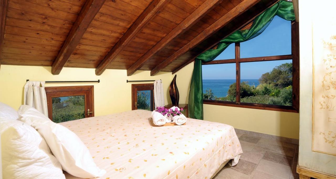 Beachfront Villa Meliti Ágios Matthaíos Exterior foto
